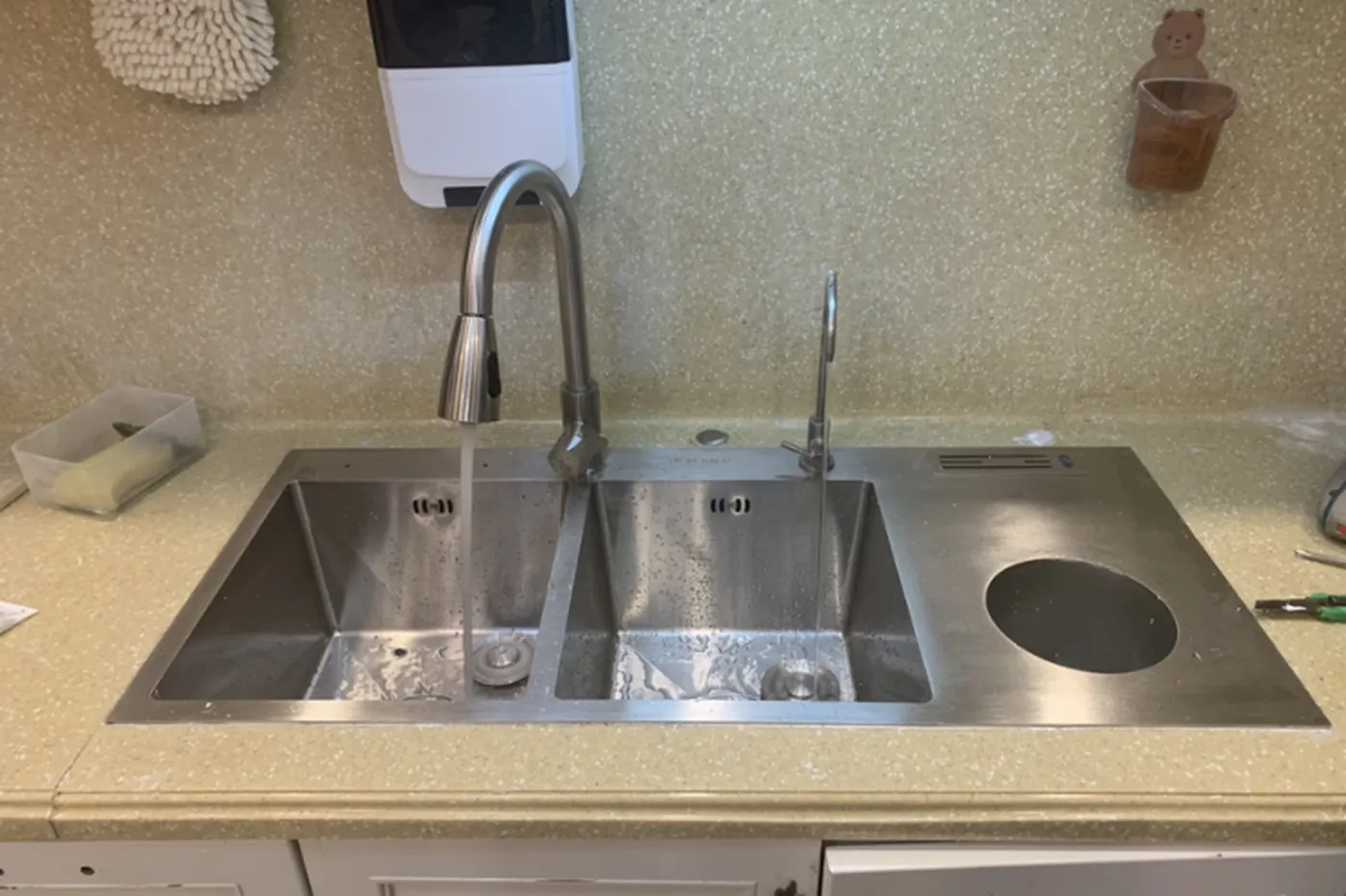 Tại sao bồn rửa chén bị đổ mồ hôi và cách xử lý triệt để?