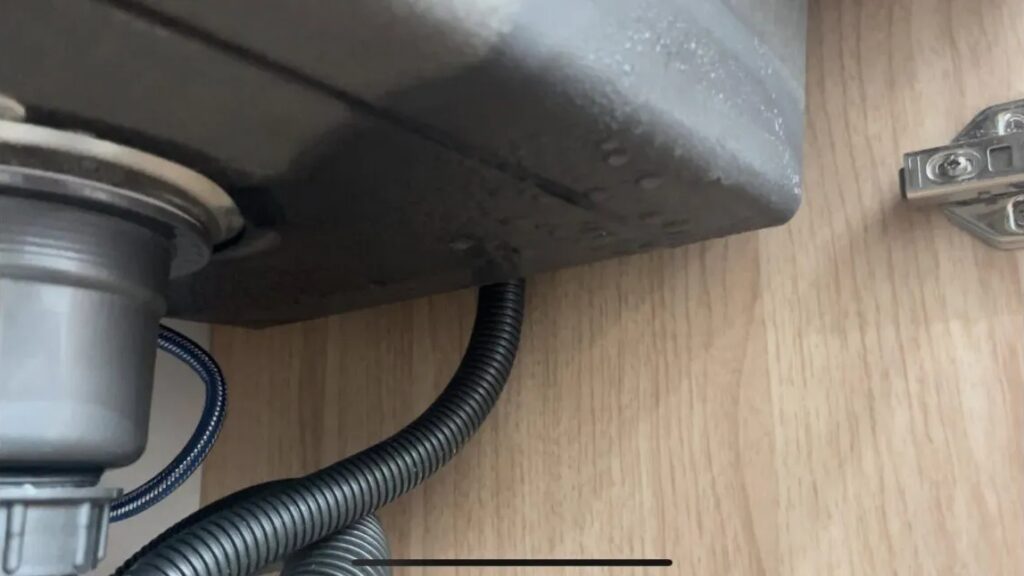 Tại sao bồn rửa chén bị đổ mồ hôi và cách xử lý triệt để?