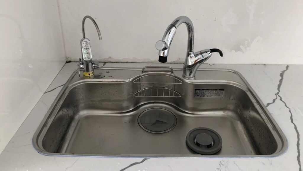 Tại sao bồn rửa chén bị đọng nước và cách xử lý triệt để?