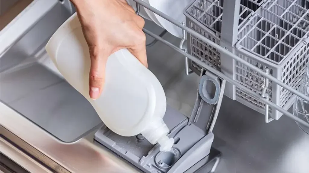 Nước Rửa Chén Dùng Cho Máy Rửa Chén Được Không? Nên Dùng Loại Nào?