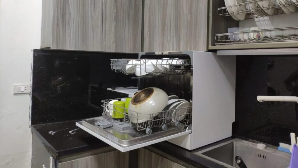 Máy rửa bát 8 bộ là gì và rửa được bao nhiêu bát đĩa?