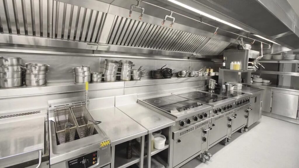 Bếp ăn công nghiệp là gì? Tiêu chuẩn thiết kế và các thiết bị cần có