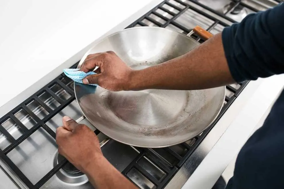 Dung dịch tẩy rỉ sét inox có bao nhiêu loại và các lưu ý quan trọng?