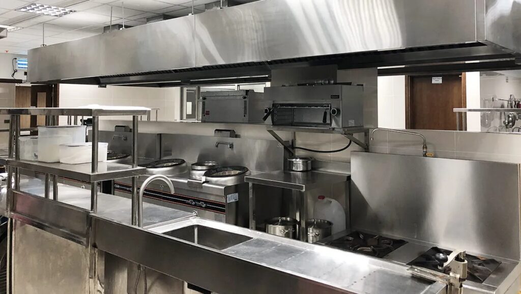 Bếp ăn công nghiệp là gì? Tiêu chuẩn thiết kế và các thiết bị cần có
